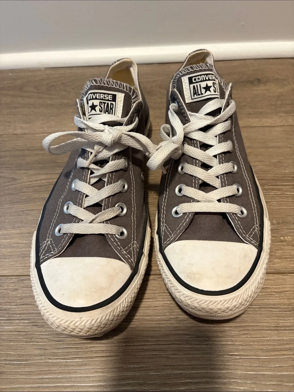 Converse Low Top Sneakers in Gray with White Accents Men’s 8/Women’s 10